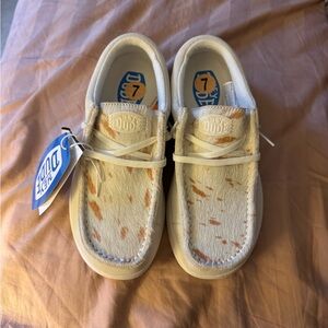 WEN Women’s White and Brown Moccasins